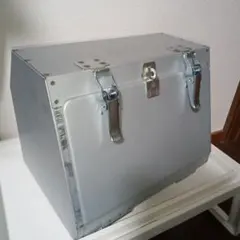 トラックの道具箱 ステンレスの鏡面の未使用品になります。 保管時薄いスレなどあり トラックの道具箱 ステンレスの鏡面の未使用品になります。 保管時薄い