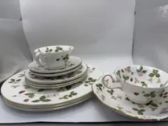 WEDGWOOD ワイルドストロベリー　カップ&ソーサー　プレート　トレイセットのサムネイル