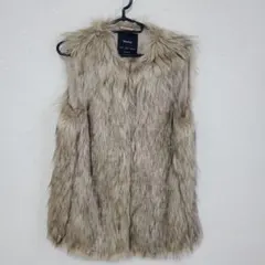 新品未使用　Bershkaベージュ ファーノースリーブベストS