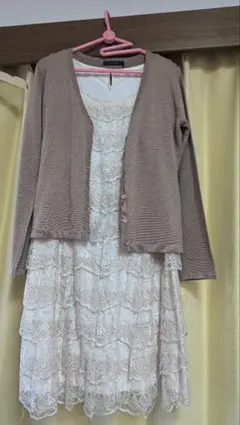 レースノースリーブワンピと 長袖カーディガンのセット