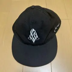 ブラック刺繍ロゴ ベースボールキャップ