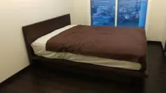 배송에는 침대 밑 수납 공간이 있는 현대식 침대 매트리스가 포함되어 있습니다.