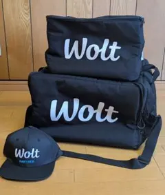 【未使用】ウォルト Wolt 配達バッグ　上着、帽子、シャツ2枚付き 未使用】ウォルト Wolt 配達バッグ 上着、帽子、シャツ2枚付き