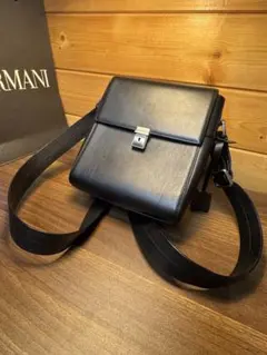 Giorgio armaniショルダーバッグ 鍵付きロック金具 ブラック レザーのサムネイル