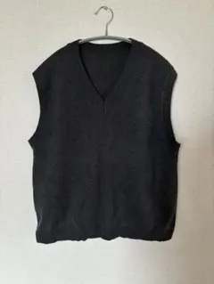 無印用品　ニットベスト　チャコールグレー　Vネック