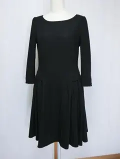 UNTITLED アンタイトル　黒でスカートにタックが付いた9分袖ワンピース 2