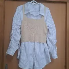 ストライプ長袖シャツとニットベスト