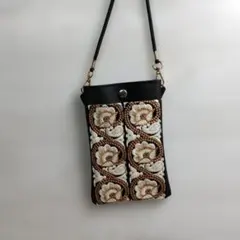 スマホショルダーバッグ 黒と刺繍★ハンドメイド
