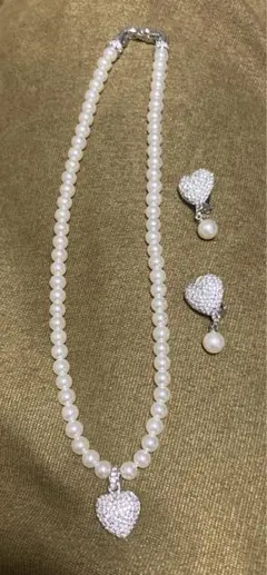 ネックレスとイヤリングのセット　パール風にハートのチャーム