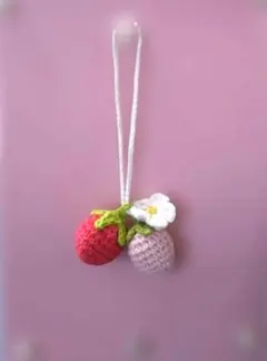 ハンドメイド いちごと花のストラップ
