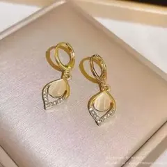 ゴールド ドロップ型ピアス クリスタル付き