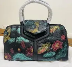 超美品.皮彫刻で金魚と蓮の花のエンボスハンドバッグ