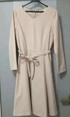 美品❢ナチュラルビューティベーシック✿　ベージュ Vネック長袖ワンピース　М