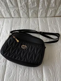 ブラック キルティングショルダーバッグ ポケットたくさん シンプル 撥水加工