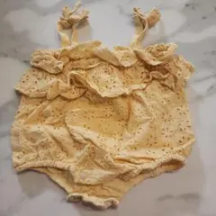 プティマイン フリル付き花柄刺繍ロンパース クリーム色