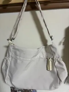 ホワイト ショルダーバッグ　バッグインバッグ　　送料込み