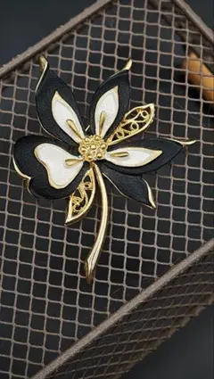 ヴィンテージ風 フラワーブローチ ブラック×ホワイト×ゴールド