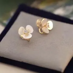 N169高品質　ホワイトシェル花　キラキライヤリング　結婚式　上品　通勤　韓国