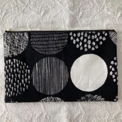 ハンドメイド　フラットポーチ　大きめ　北欧　モノトーン　幾何学模様