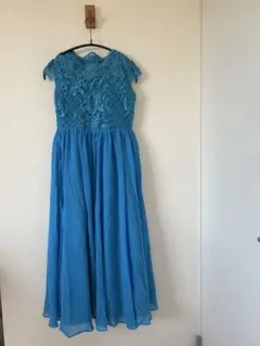 青い刺繍入りフロアレングスドレス