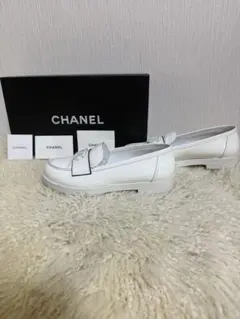 完売品　CHANEL パテントレザー ローファー ホワイト38 付属品完備！のサムネイル