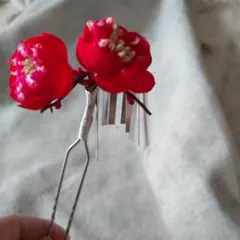 【かんざし】七五三用赤い花のかんざし　花とキラキラ光る金具が歩くと揺れる仕様