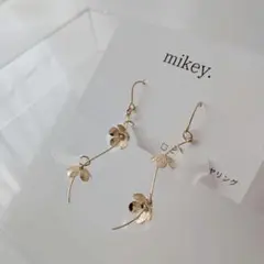 ゴールドフラワー 揺れるピアス／イヤリング｜サージカルステンレス 大人可愛い