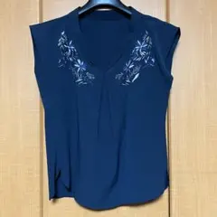 【INNOWAVE】花柄刺繍のフレンチスリーブブラウス（M）