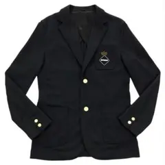 黒いエンブレム付きブレザー