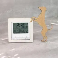 【電波時計】ワンちゃんが寄り添う電波デジタル時計 ― イタグレ　ベージュ