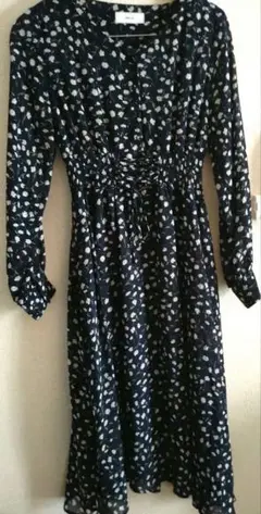 【即購入可】AVAN LILY 小花柄ワンピース ネイビー ウエストマーク