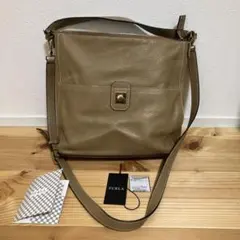 FURLA ベージュ レザー ショルダーバッグ