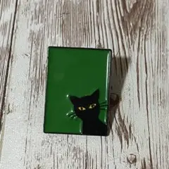 覗く黒猫のピンブローチ　ピンバッジ　B
