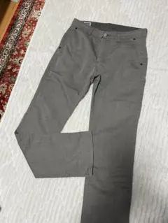 グレー チノパン
