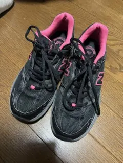 New Balance ブラック ピンク スニーカー