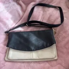 黒とベージュのショルダーバッグ