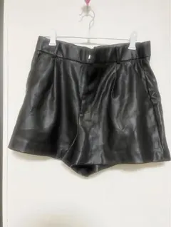 ZARA レザーショートパンツ