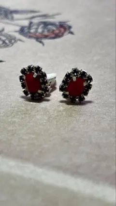 赤いエメラルドカットイヤリング