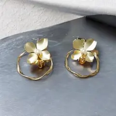 No.140　大ぶりメタルフラワーリングマットゴールドピアス（イヤリング変更可）