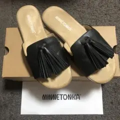 【美品】MINNETONKA フリンジ ブラックサンダル 23.0