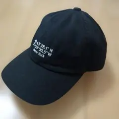 GU 黒 ベースボールキャップ 緯度経度プリントのサムネイル