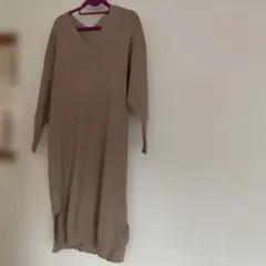 ベージュ Vネック ロングニットワンピース　ロペピクニック