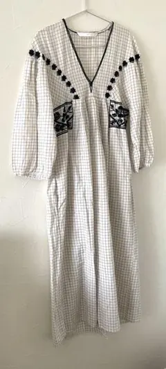 ZARA ◇ 刺繍コットンワンピース　S