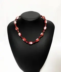 赤色とピンク色、白のネックレス