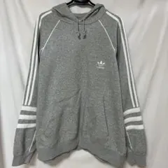 adidas グレー パーカー フード付き(刺繍ロゴ入）