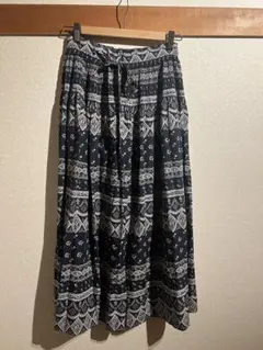 ネイビーとホワイトのボヘミアンプリントロングスカート