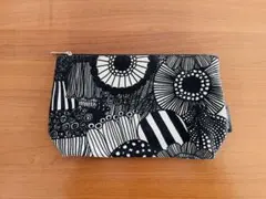 ▶︎新品未使用◀︎マリメッコ marimekko トラベルポーチ マチあり 