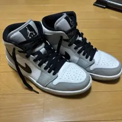 Nike Air Jordan 1 Mid ライトスモークグレー、ホワイト