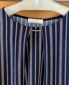 ネイビー地にピンストライプ柄が大人っぽい♪anysisのフリル袖ブラウス