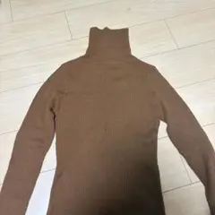 ブラウン タートルネック　リブニット　細身